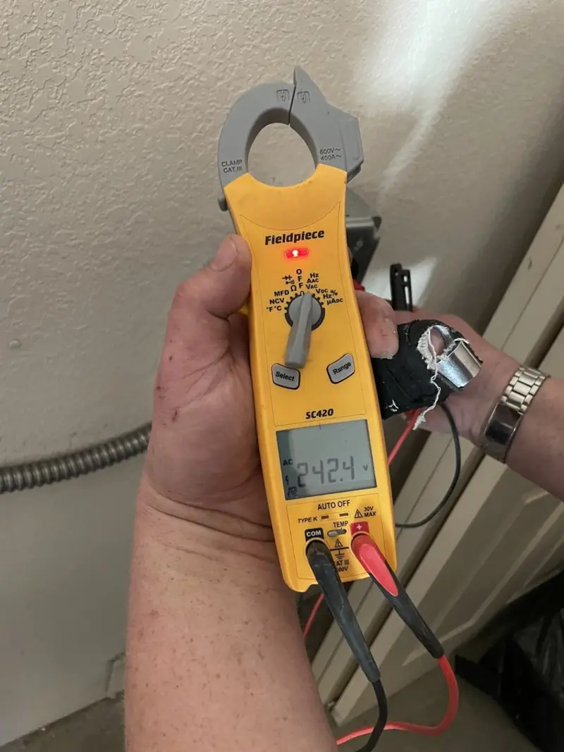 Voltage testing with clamp meter during Generator Installation in Greenfield